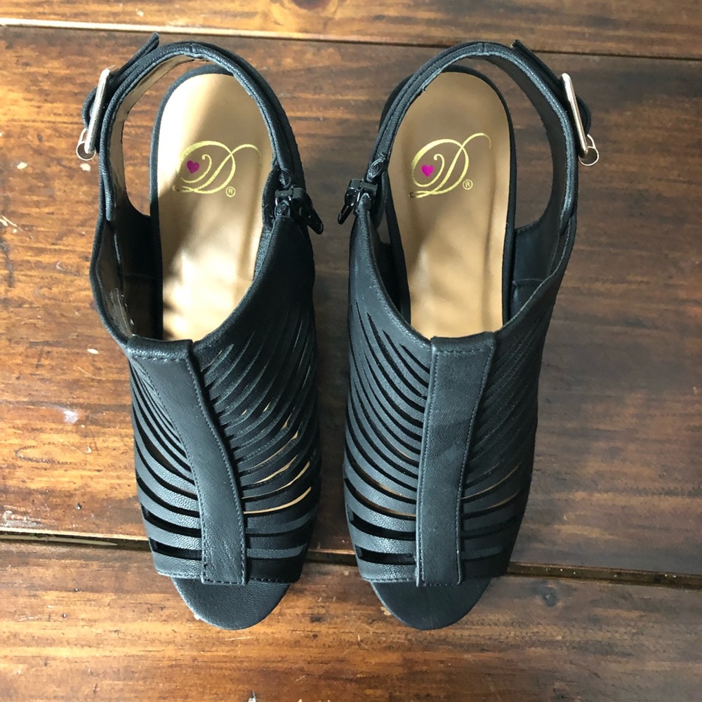 Black Gladiator Strappy Heel - Picture 4 of 8